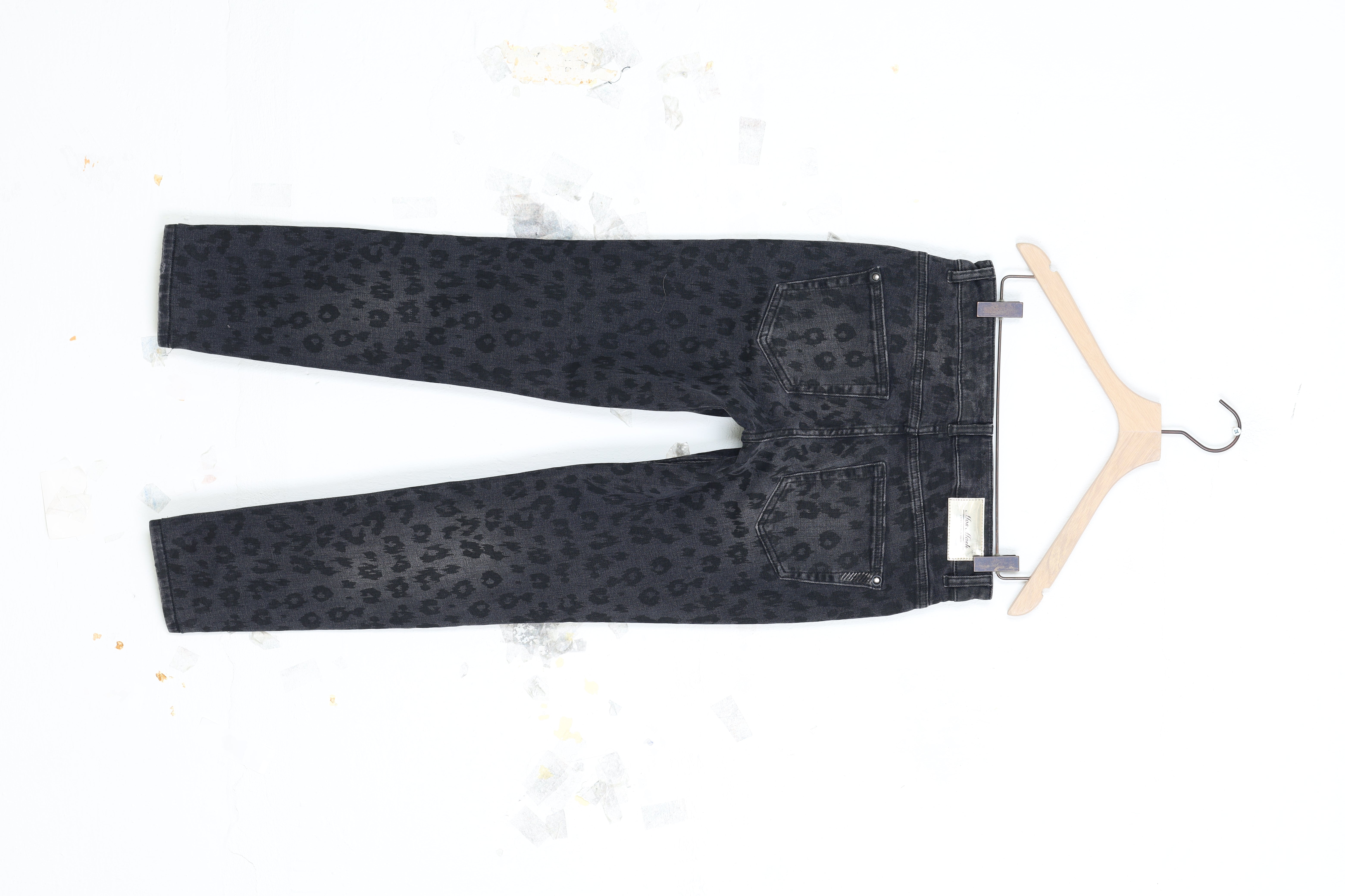 Packshot / Black Leo / ReLoved